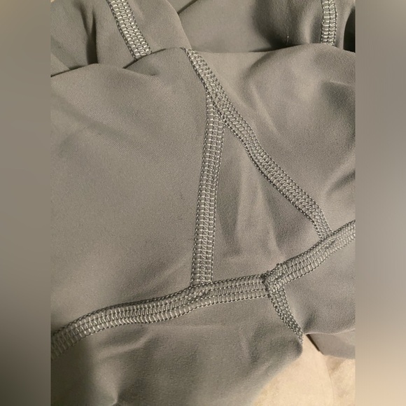 Size 4 lululemon light grey leggings - Picture 4 of 4